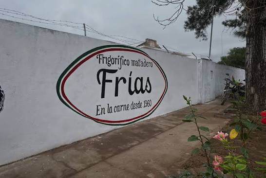 Pared con el logo de Frigorífico Frías